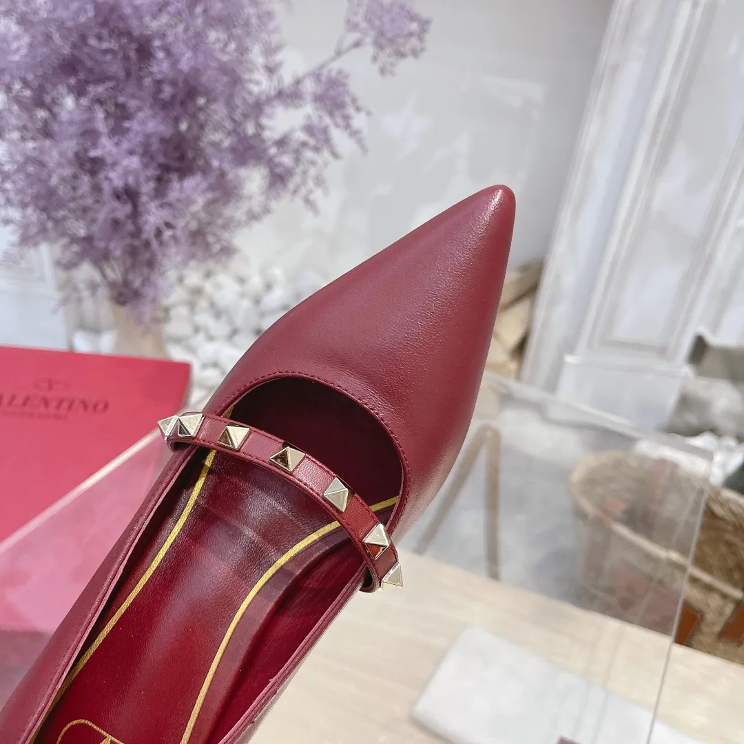 💕💕Factory direct selling price p440💕💕 Genuine leather sole +40 🆕Valentino. Valentino👑👑Latest series in the counter, the highest version, perfect details, very eye-catching catwalk series launched, V family’s hot rivet elements, luxurious and gorgeous! Various colors can be matched with beautiful clothes in spring and summer. There are many choices🎉🎉Exquisite and durable. It is copied at 1:1 of the original product. The upper foot is very pedicure-like. The key point is that it is very good and easy to control. It does not grind the feet and does not tire the feet. It is a walking artifact. The last shape is completely compared to the counter. The details are perfect. Without the original version, it would not be so exquisite! (Note! The heel shape and height are exclusively molded according to the original version, and are not randomly substituted by the market🐂) The color and texture of the fasteners are consistent with the original version! 🔺Fabric: Imported sheepskin, 🔺Lining: According to the original high-gloss imported sheepskin lining 🔺6 colors to choose from: black ➕black belt, black ➕white belt, pink, burgundy, white, apricot 🔺Number of yards: 35 to 42 yards (42 yards are not exchanged) 🔺Heel height: 7cm Rubber sole Genuine leather sole +40